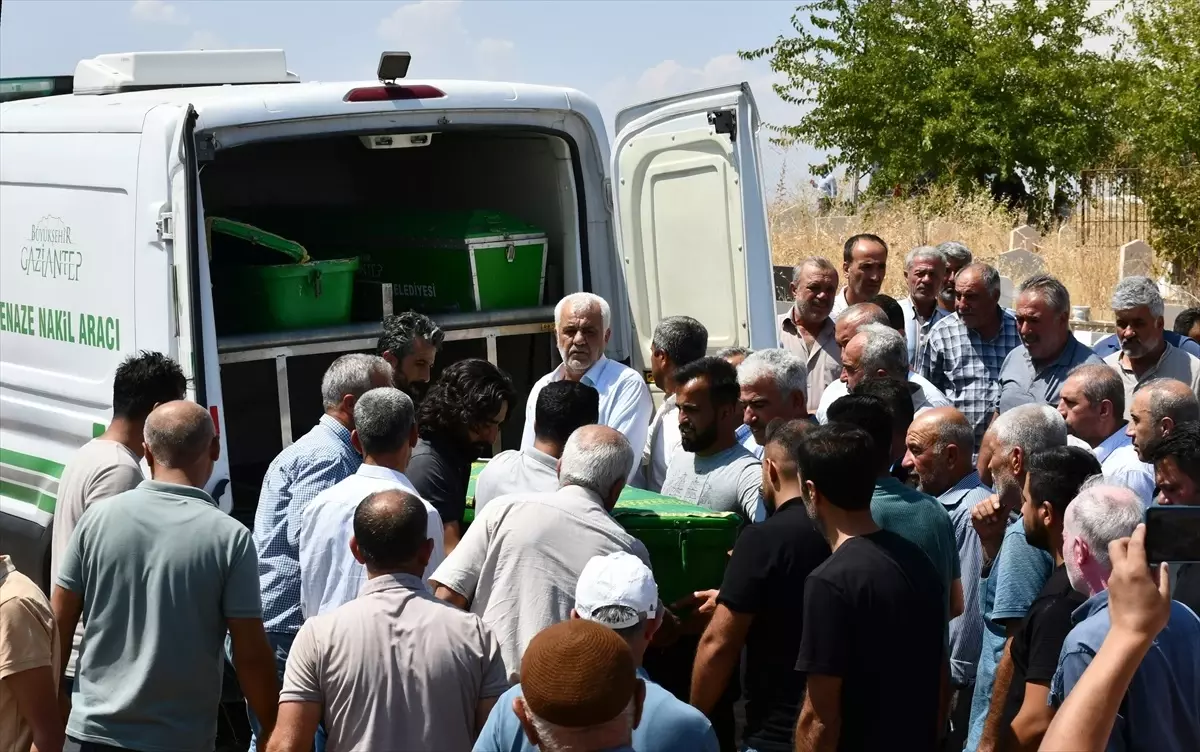 Gaziantep\'teki Trafik Kazasında Hayatını Kaybeden Kız Kardeşler Yan Yana Defnedildi