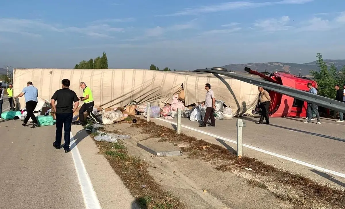 Amasya\'da Tır, Geri Manevra Yapan Tankere Çarptı: Sürücü Yaralandı