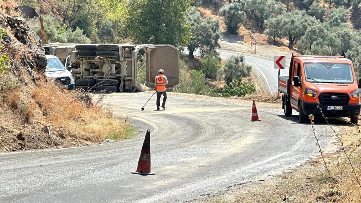 Aydın\'da Yol Malzemesi Yüklü Kamyon Devrildi: 1 Yaralı