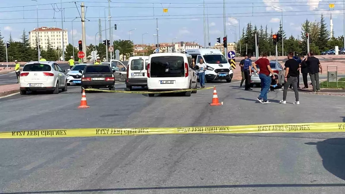 Konya\'da Çalıntı Araç Gözaltı Denemesi Sırasında Polisler Silahlı Saldırıya Uğradı