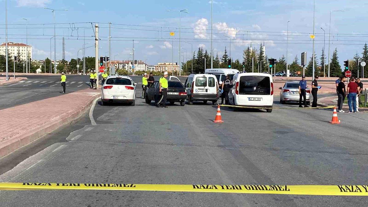 Konya\'da Hırsızlık Şüphelileri Polise Ateş Açtı, İki Polis Yaralandı