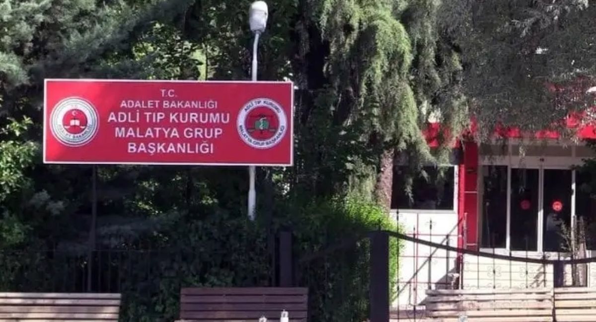 Malatya\'da Ağır Hasarlı Binada Erkek Cesedi Bulundu