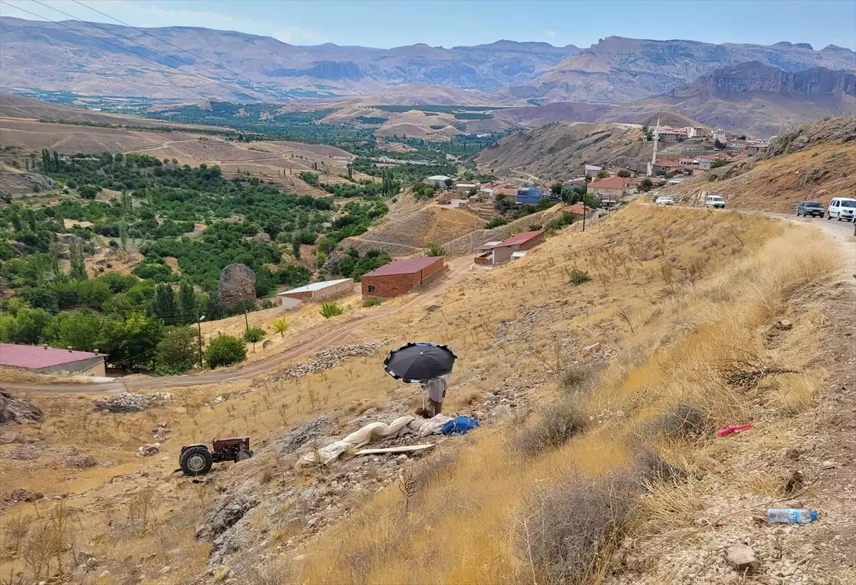 Darende\'de Traktör Devrildi, Sürücü Hayatını Kaybetti