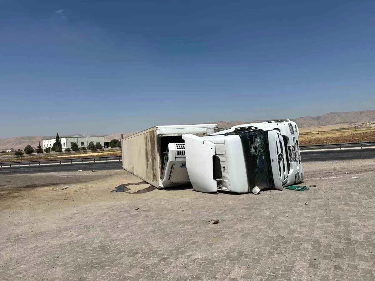 Nusaybin\'de Kontrolden Çıkan Tır Devrildi, 2 Yaralı