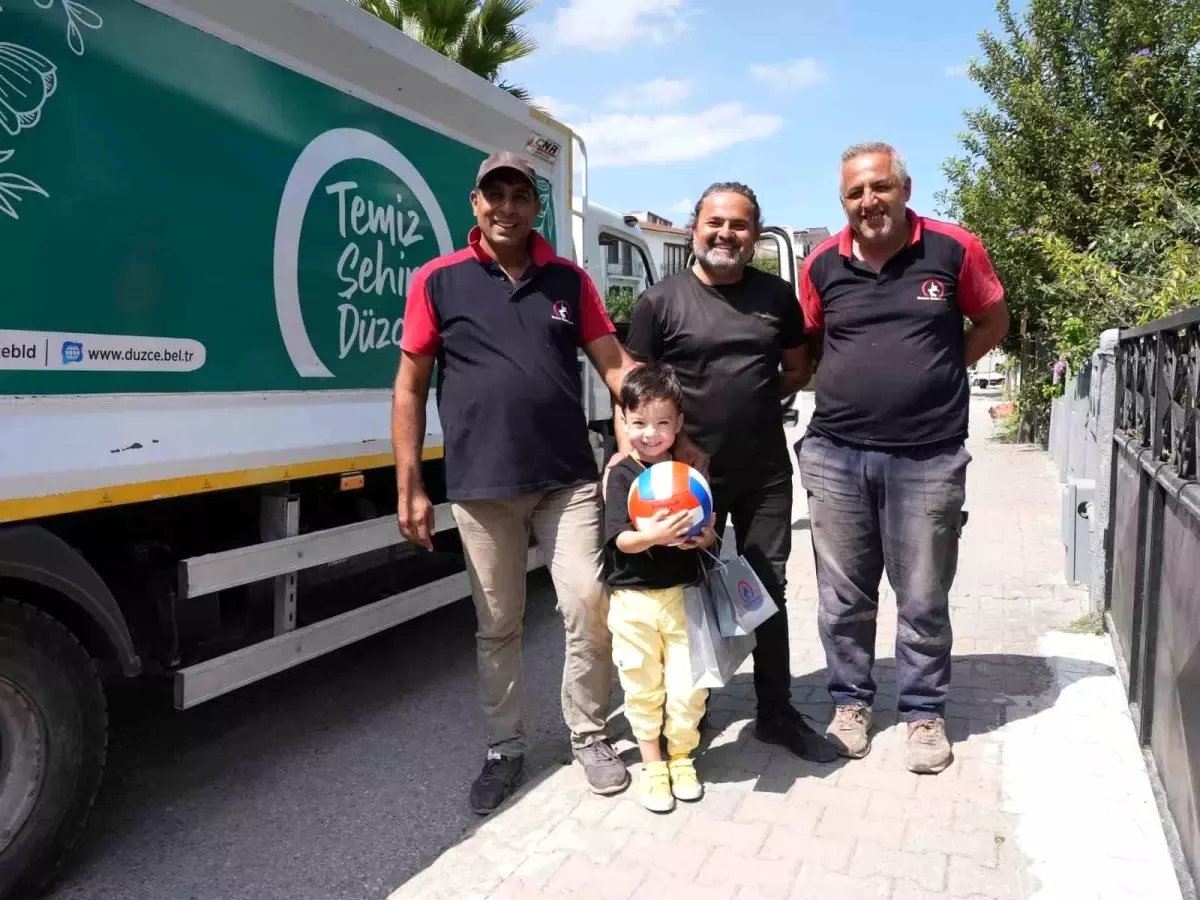 Düzce Belediyesi, çöp kamyonlarına ilgi duyan 4 yaşındaki çocuğa sürpriz yaptı