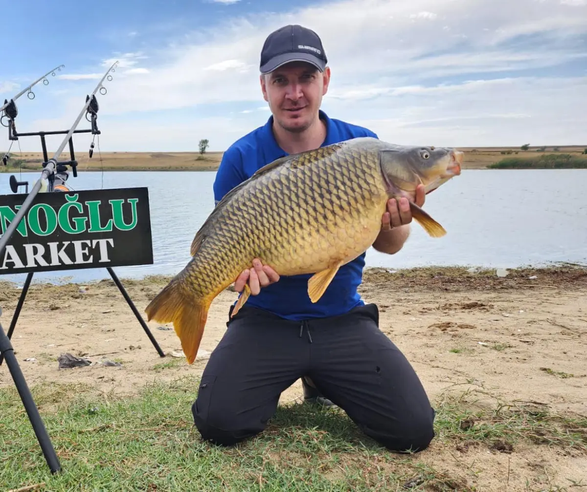 Amatör Balıkçı, 16 Kilogramlık Sazanı Kıyıya Çıkarttı