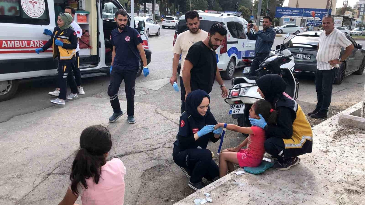 Adıyaman\'da Motosiklet ve Otomobil Çarpıştı: 5 Yaralı