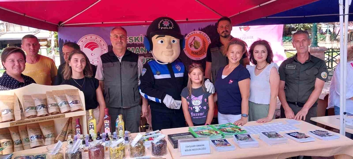 Halk Sağlığı Sokak Etkinliği\'nde Polis Bilgilendirmesi ve Eğlence