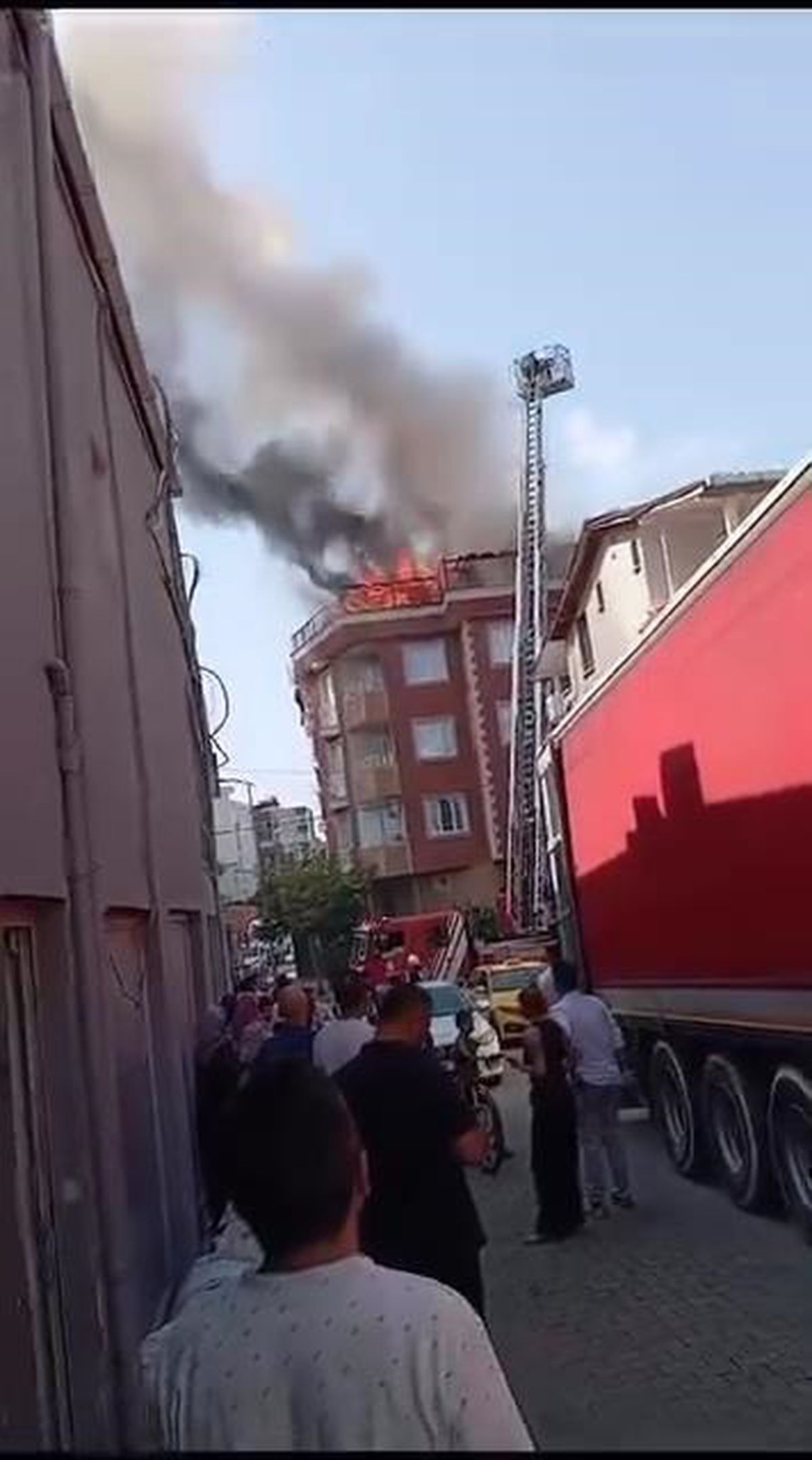 Sancaktepe\'de 4 Katlı Binanın Çatısında Yangın Çıktı