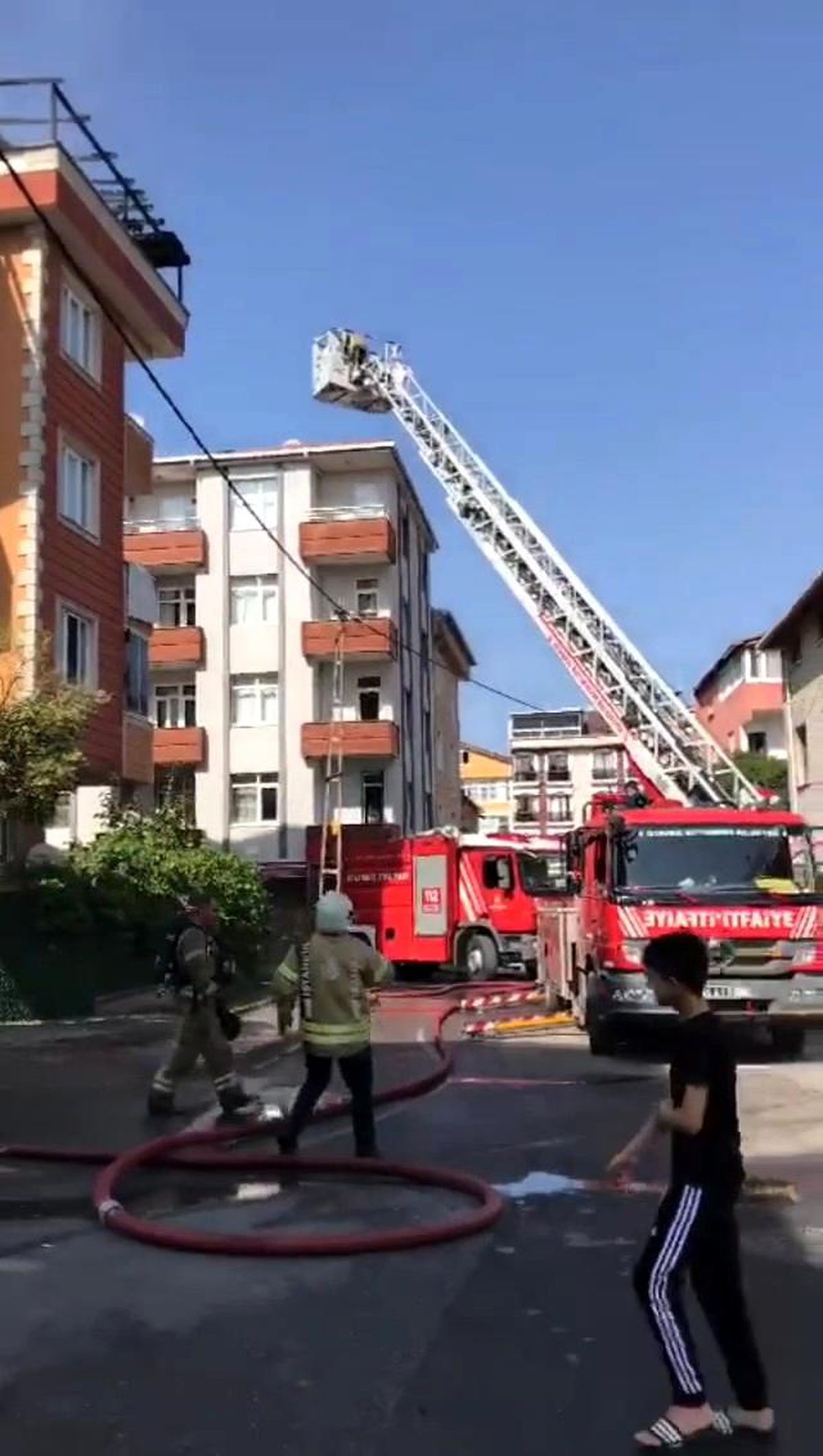 Sancaktepe\'de Yangın: Daire Kül Oldu, Yaralı ve Ölü Yok