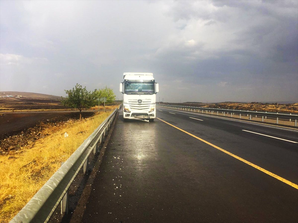 Şanlıurfa\'da Tır ile Hafif Ticari Araç Çarpıştı: 4 Yaralı