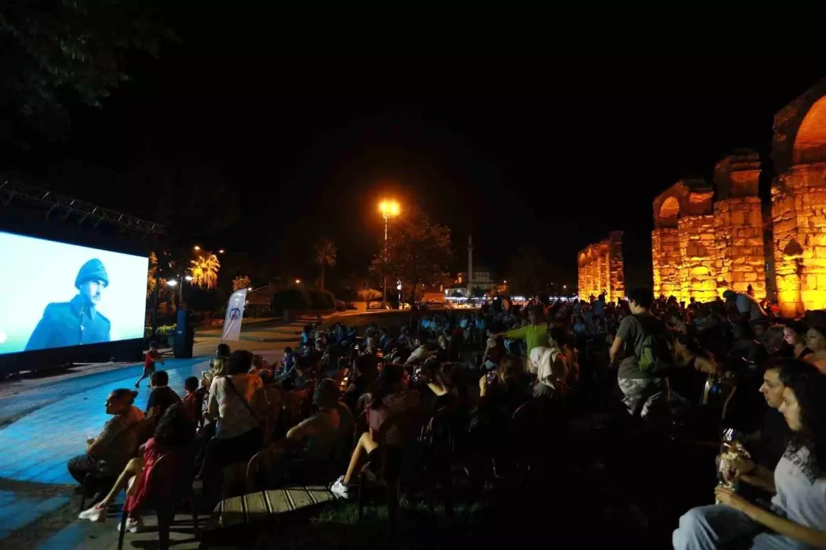 Selçuk Belediyesi, Zafer Haftası etkinlikleri kapsamında Yazlık Sinema Gecesi düzenledi