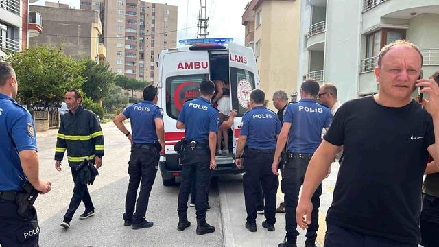 İntihar girişiminde bulunan kadını, yoldan geçen adam kurtardı İntihar girişiminde bulunan kadını, yoldan geçen adam kurtardı