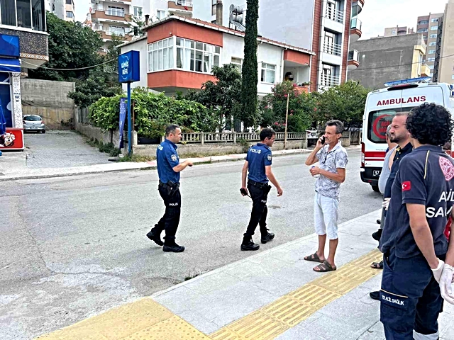 İntihar girişiminde bulunan kadını, yoldan geçen adam kurtardı İntihar girişiminde bulunan kadını, yoldan geçen adam kurtardı