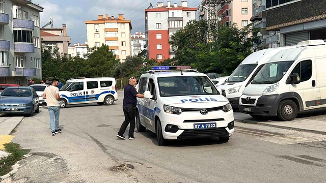 İntihar girişiminde bulunan kadını, yoldan geçen adam kurtardı İntihar girişiminde bulunan kadını, yoldan geçen adam kurtardı