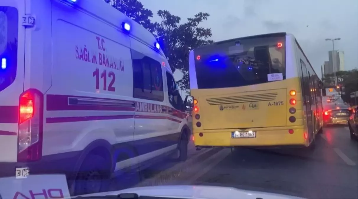 Şişli\'de Ambulans Trafik Yoğunluğu Nedeniyle Kaldırıma Çıktı