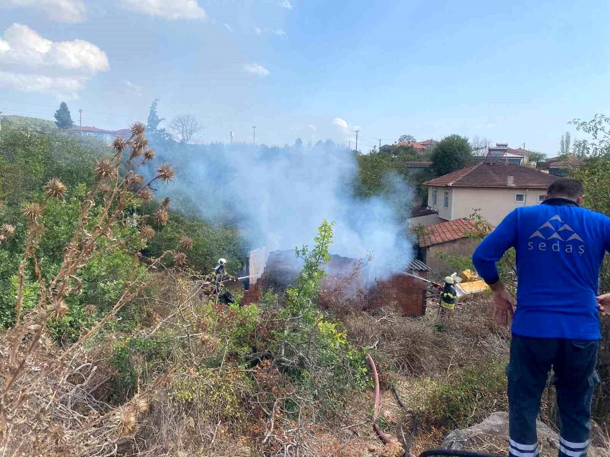 Kocaeli\'de Tandır Yangını Barakayı Sardı, İtfaiye Müdahale Etti