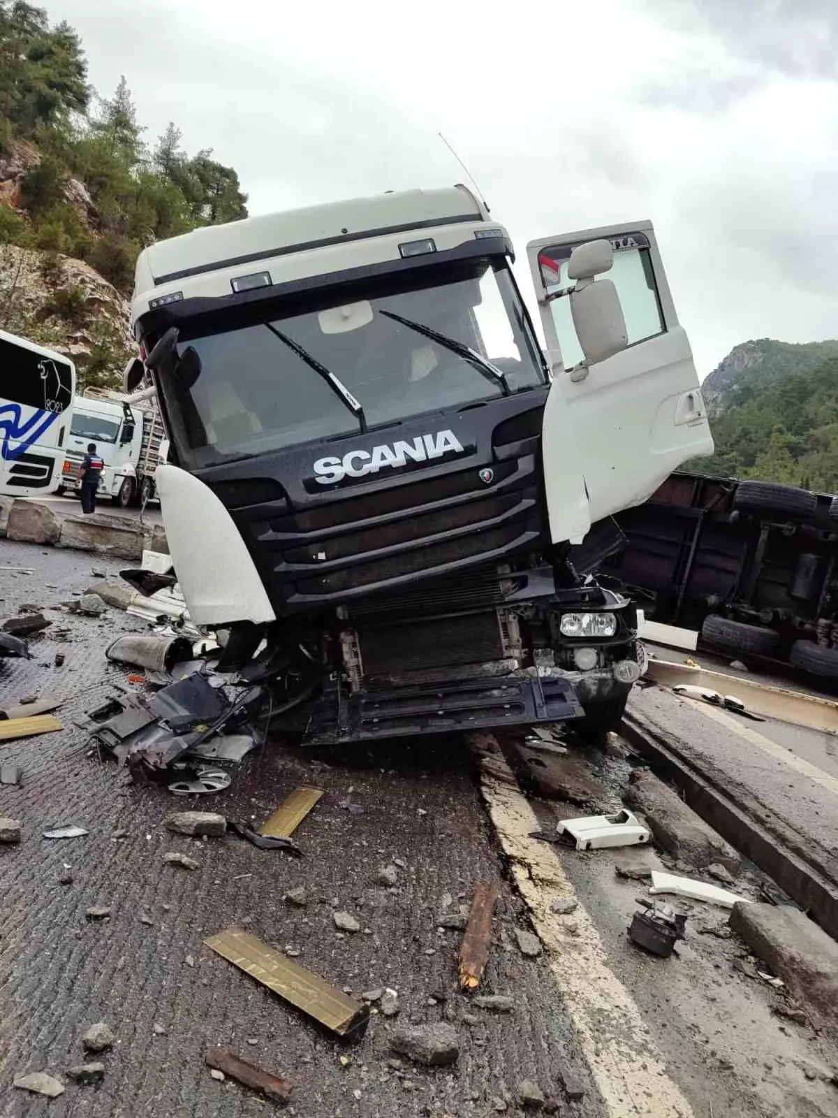 Tarsus\'ta Zincirleme Kaza: 2 Yaralı, Otoyol Savaş Alanına Döndü