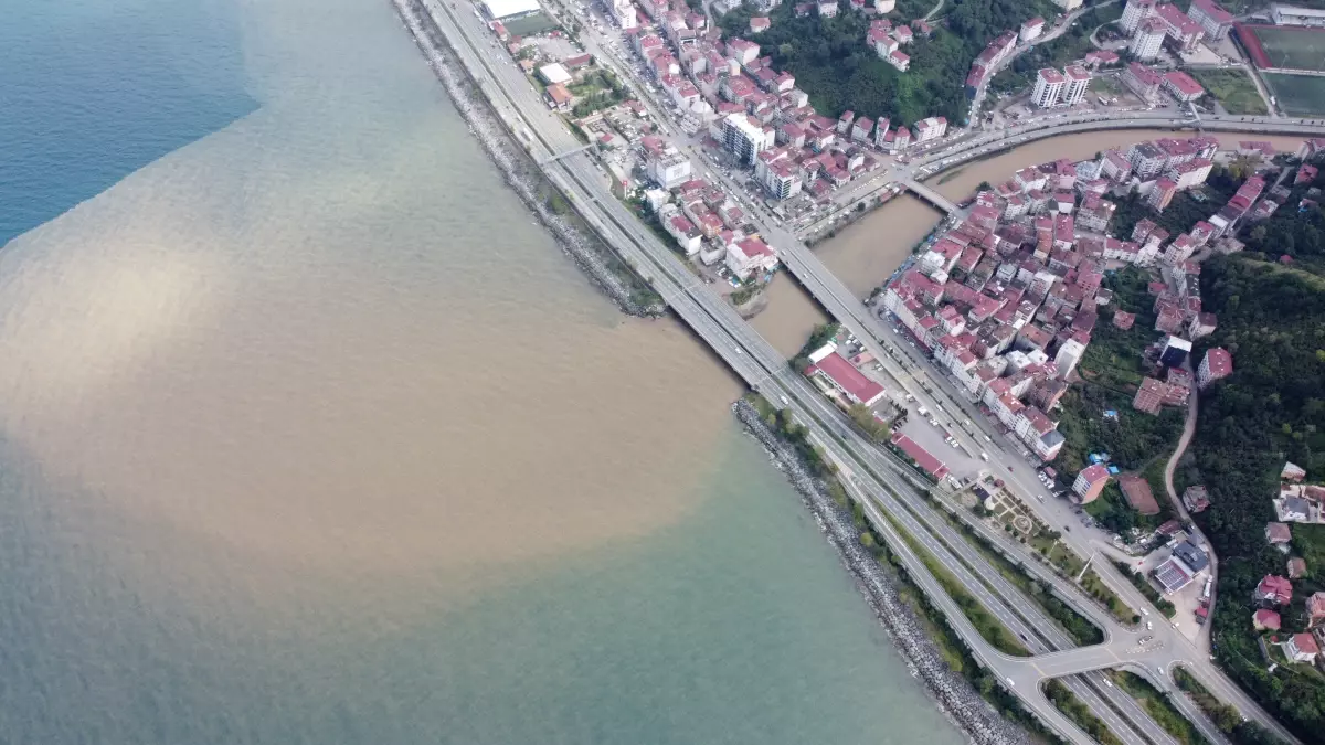 Trabzon'da Aşırı Yağışlar Denizin Rengini Değiştirdi - Son Dakika