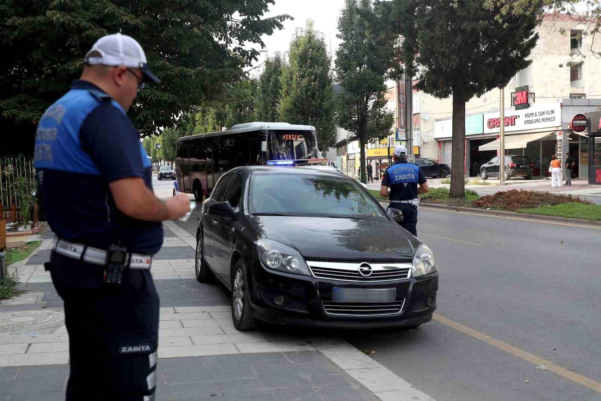 Sakarya Büyükşehir Belediyesi Kaldırımlara Park Eden Araçlara Denetim Yapıyor
