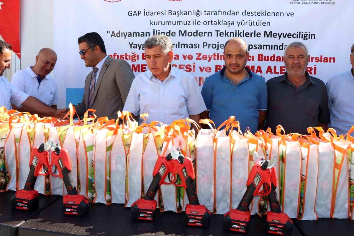 Adıyaman İl Tarım ve Orman Müdürlüğü Çiftçilere Akülü Budama Makinesi Desteği Sağladı