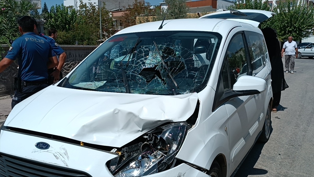 Adıyaman\'da hafif ticari araçla çarpışan motosikletin sürücüsü yaralandı