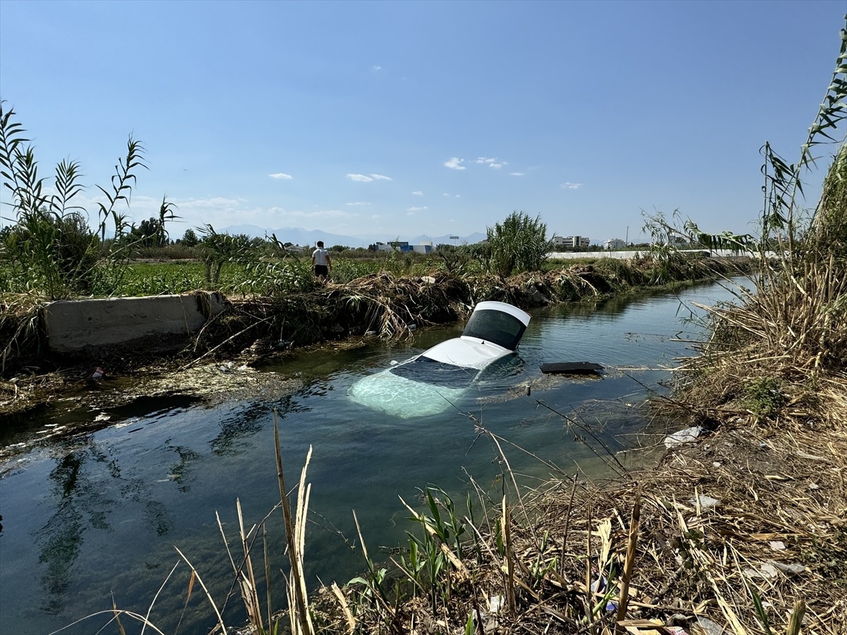 Antalya\'da Dereye Düşen Araçta Sürücü Yaralandı
