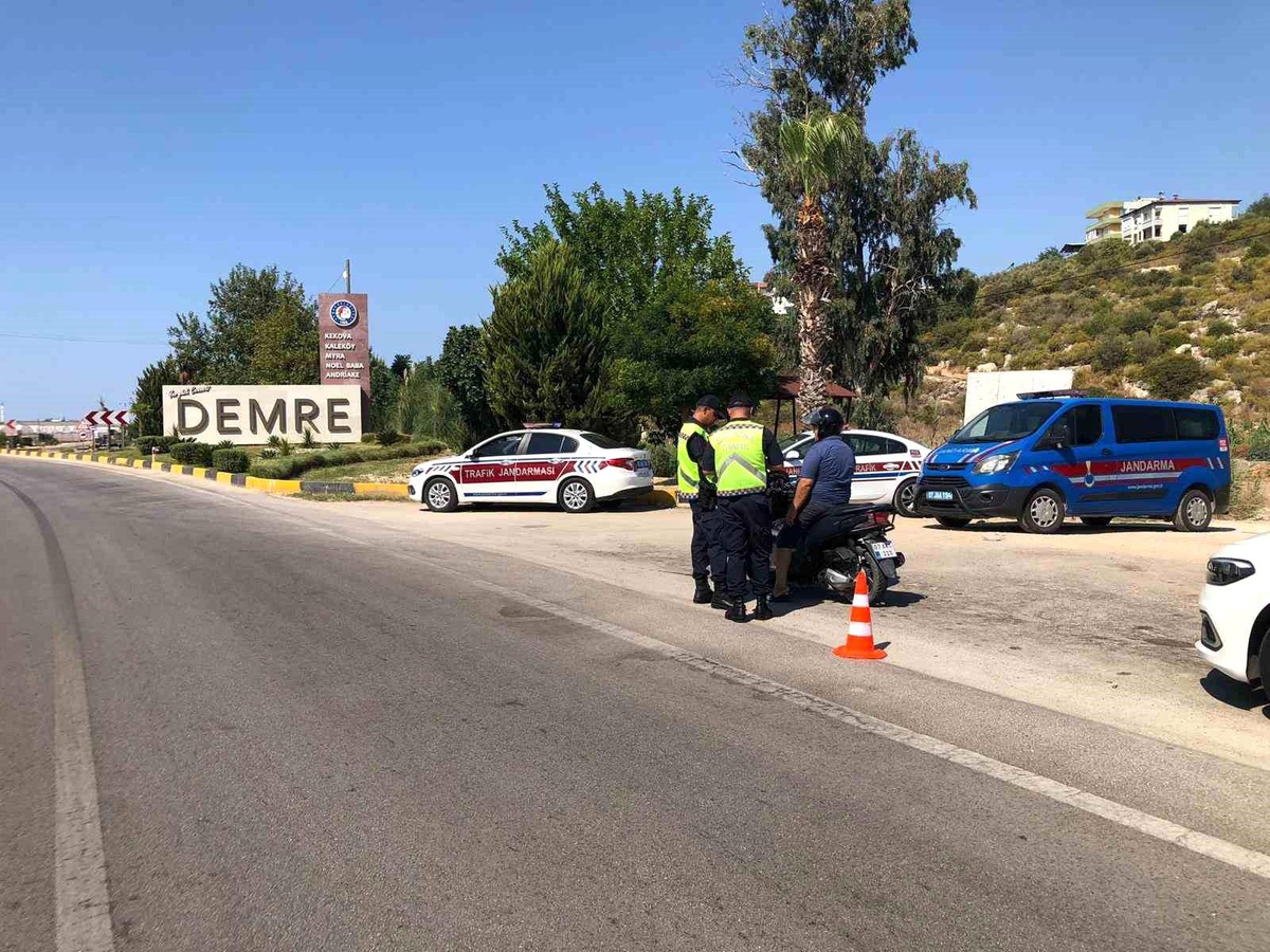Antalya\'da Motosiklet Denetimi: 165 Sürücüye Ceza