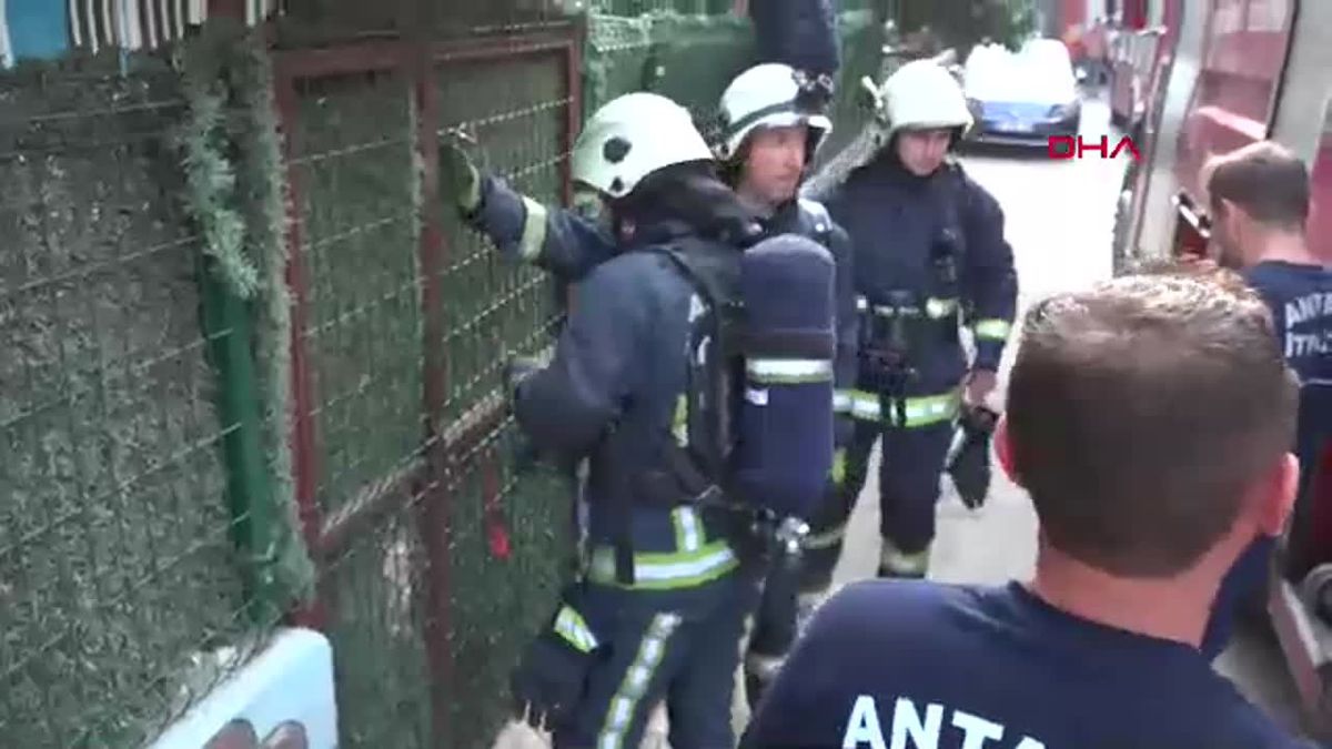 Antalya\'da Kuran Kursu Yangını Kontrol Altına Alındı