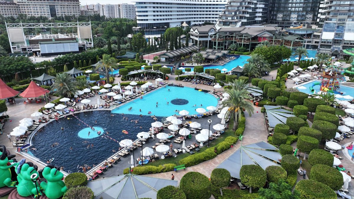 Antalya\'da Turist Sayısı 12 Milyona Ulaştı
