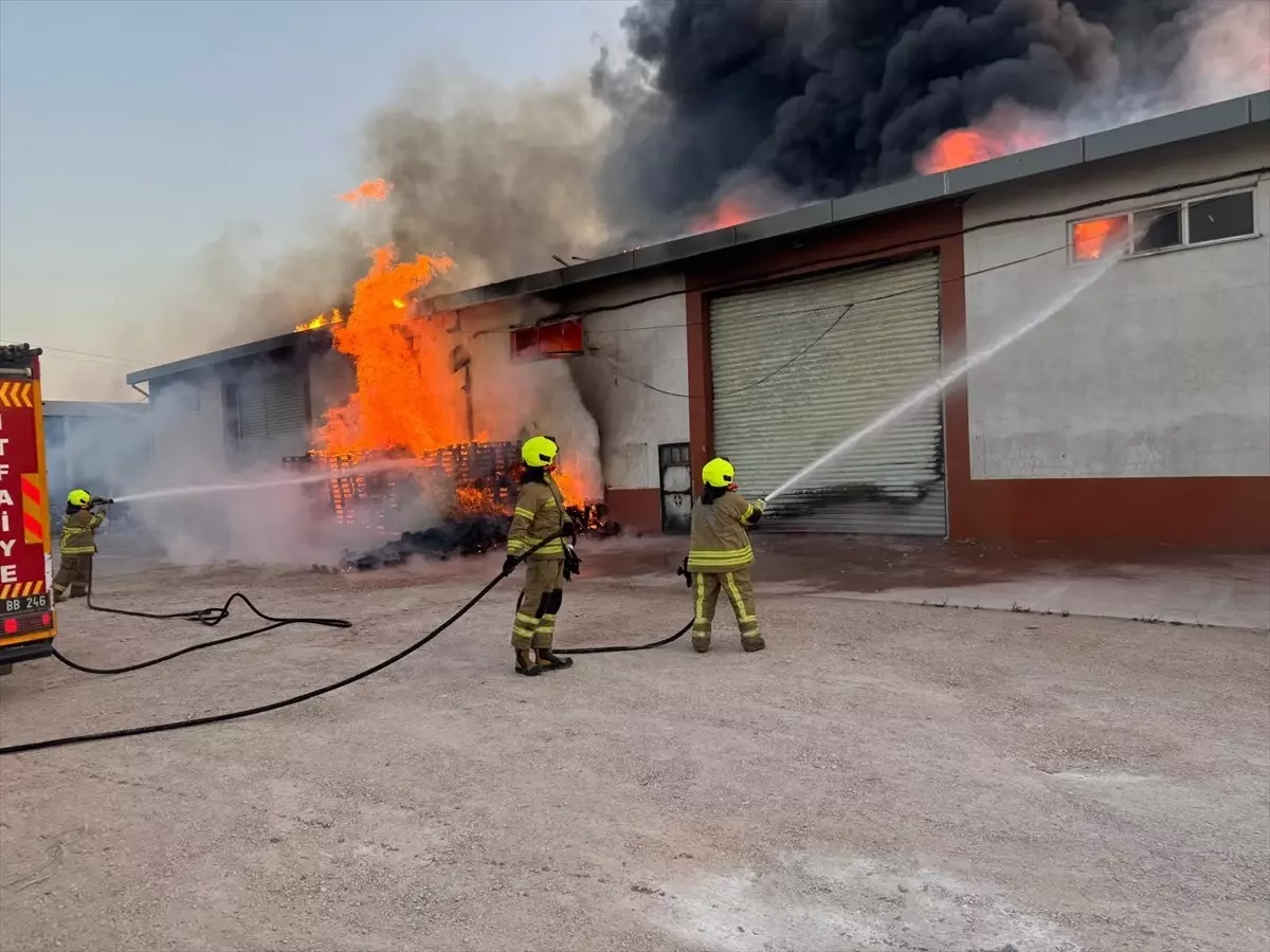 Bandırma\'da Strafor Depo Yangını