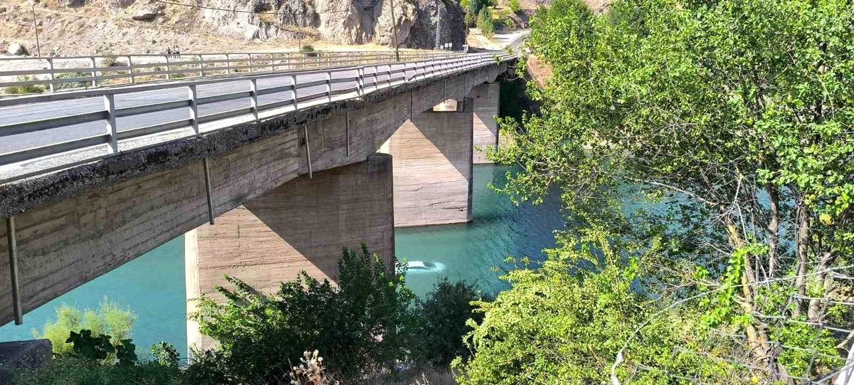 Tunceli\'de Araç Baraj Gölüne Düştü