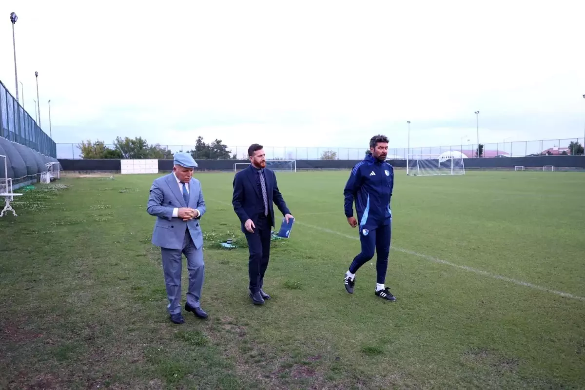 Erzurum Büyükşehir Belediye Başkanı Mehmet Sekmen, Erzurumspor\'un antrenmanını ziyaret etti