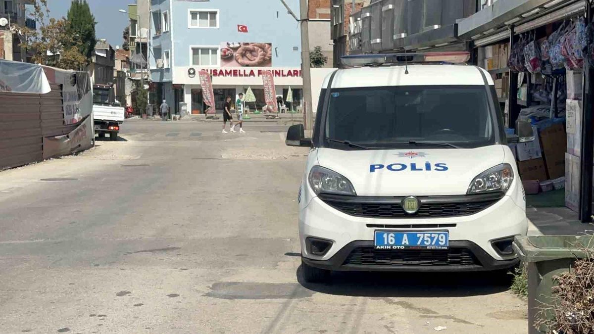 Bursa\'da Silahlı Kavga: Fotoğrafçı Dükkanına Kurşun Isabet Etti