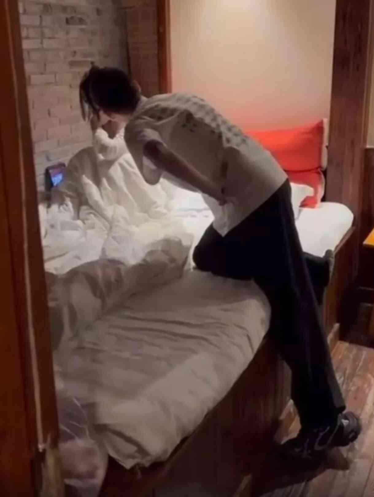 Çin'de bir adam karısını otel odasında başka bir adamla bastı! O sırada çiftin 5 yaşındaki kızı da odaydaydı