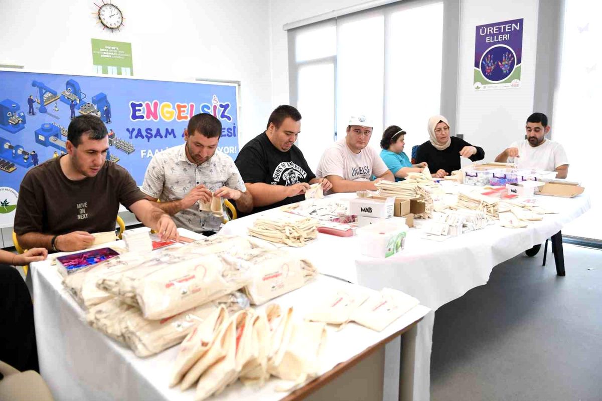 Engelli Bireylerden Birinci Sınıf Öğrencilerine Kalem Kutusu Sürprizi