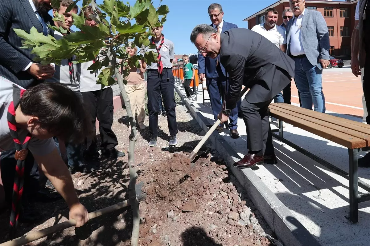 Eskişehir Valisi Hüseyin Aksoy, yeni okulları ziyaret etti