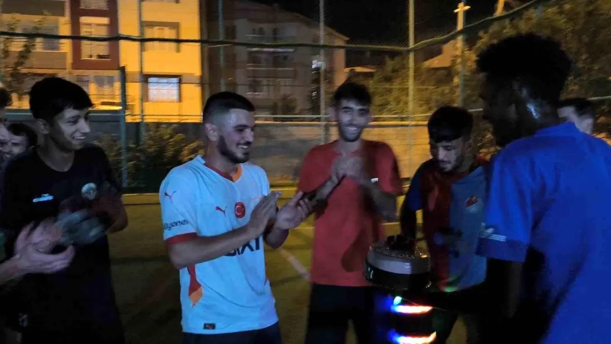 Futbolcu Öğrencilere Sürpriz Doğum Günü