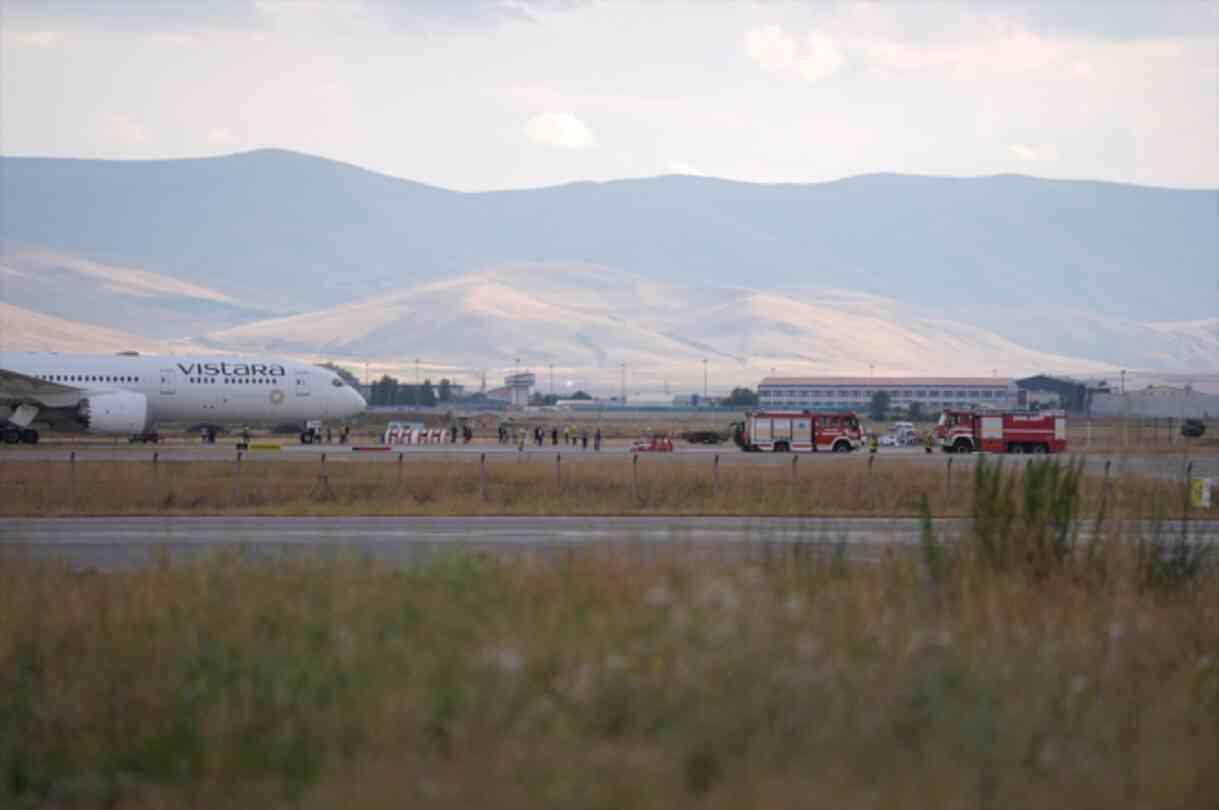 Hindistan-Almanya seferini yapan uçakta korku dolu anlar! Bomba ihbarı nedeniyle Erzurum'a iniş yaptı