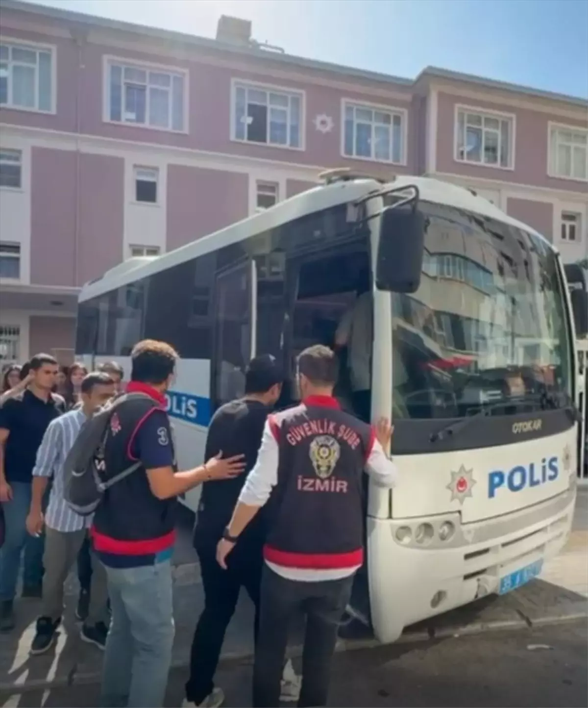 İzmir\'de ABD\'li Askerlere Saldırı: TGB Üyesi 10 Kişi Serbest Bırakıldı