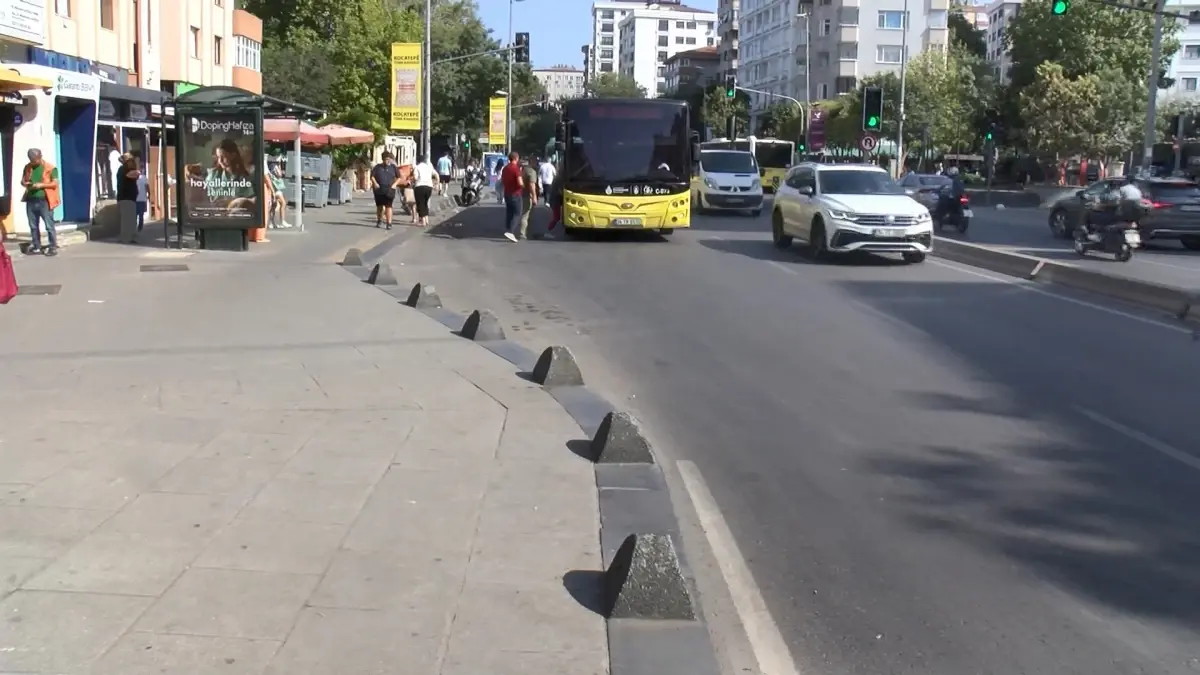 Kadıköy\'de Otobüs Silecekleri Kırıldı