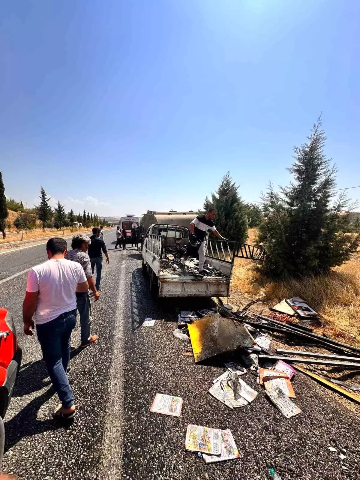 Adıyaman\'da Kamyonetin Kasasındaki Kağıtlar Alev Aldı