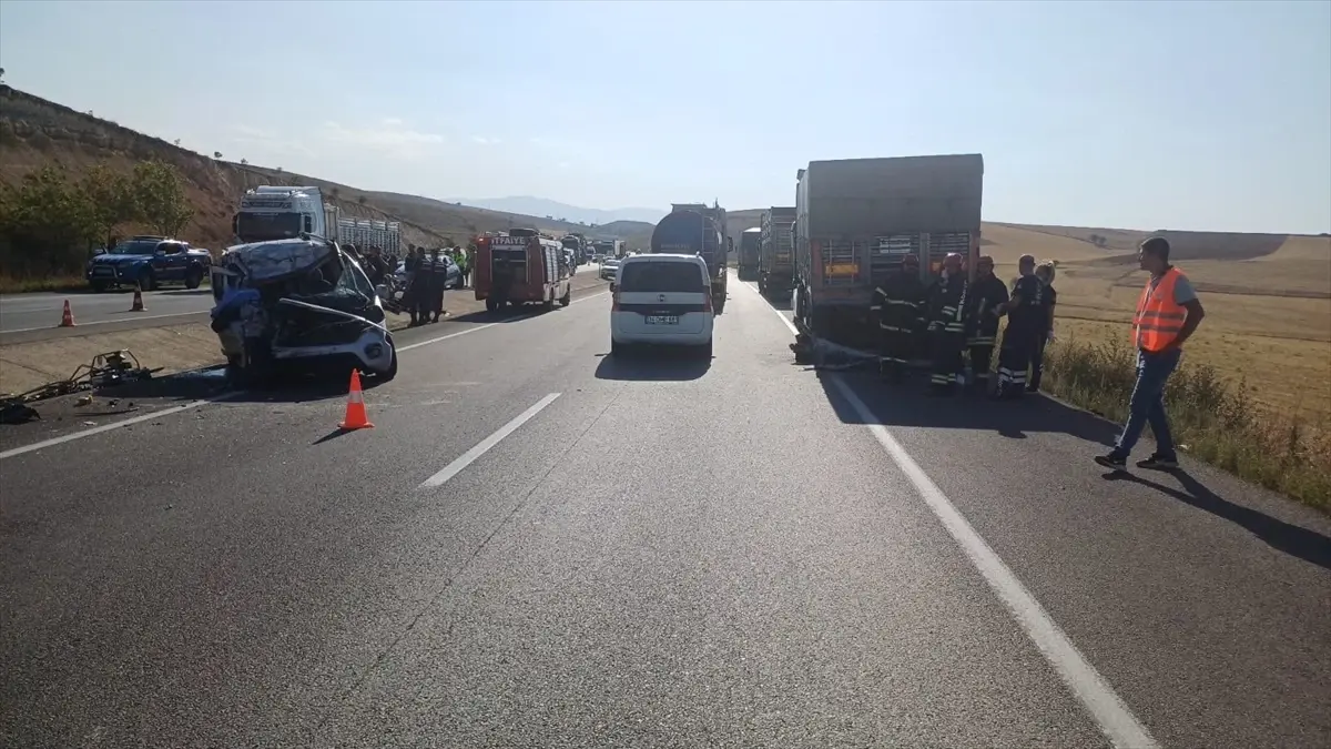 Ilgın\'da Kamyonet Tıra Çarptı: Sürücü Hayatını Kaybetti