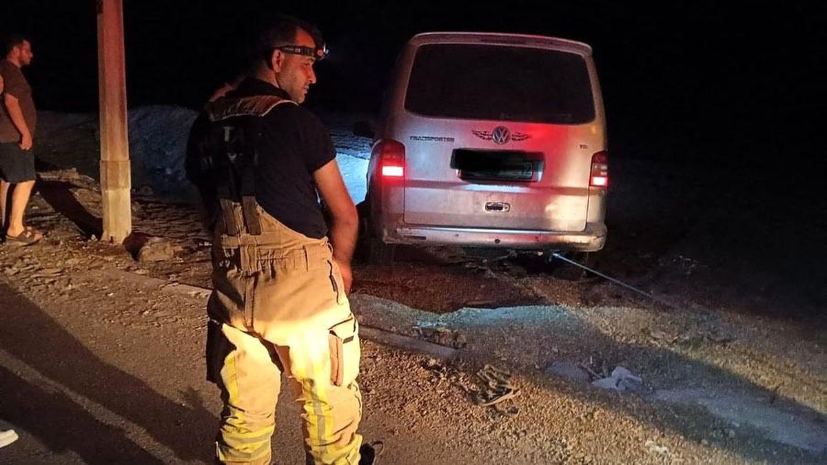 Kumsalda Batan Minibüs Kurtarıldı