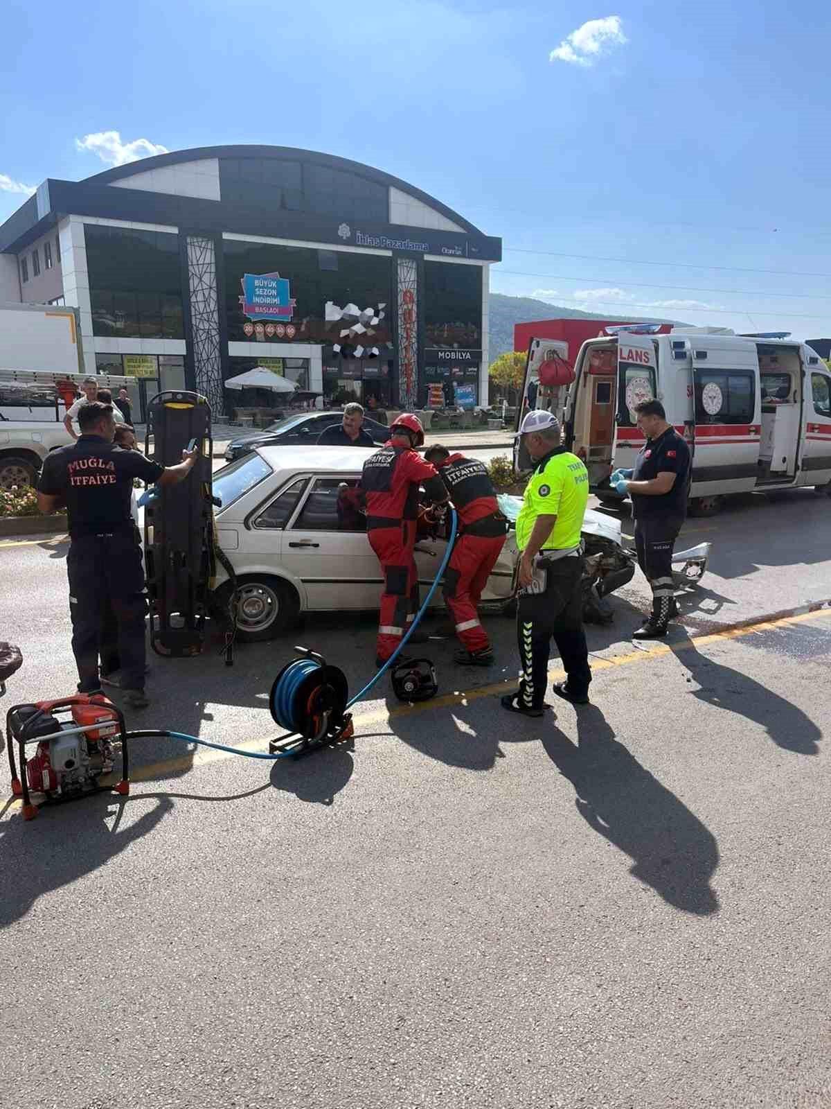 Muğla\'da araç kazasında sıkışan sürücü itfaiye ekipleri tarafından kurtarıldı