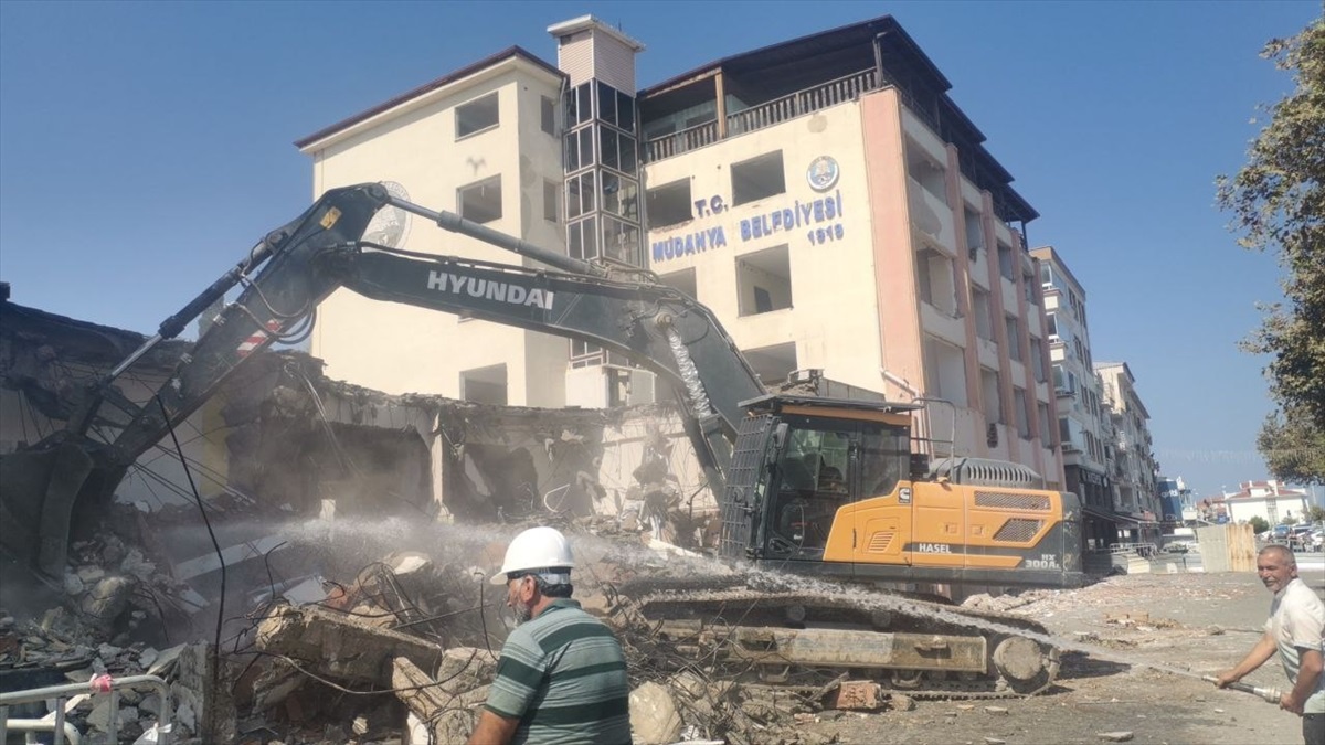 Mudanya\'da Deprem Sonrası Hizmet Binası Yıkılıyor