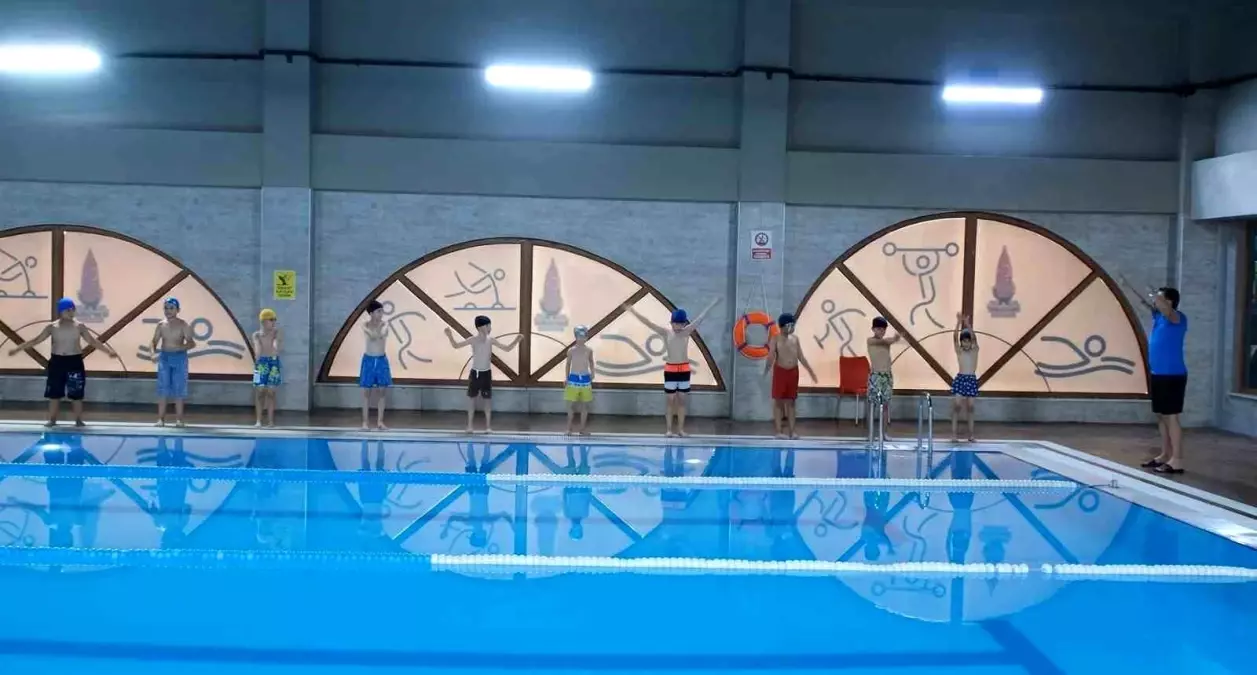 Kahramanmaraş Onikişubat Belediyesi Yaz Yüzme Kursunu Şenlik Yarışmalarıyla Tamamlıyor