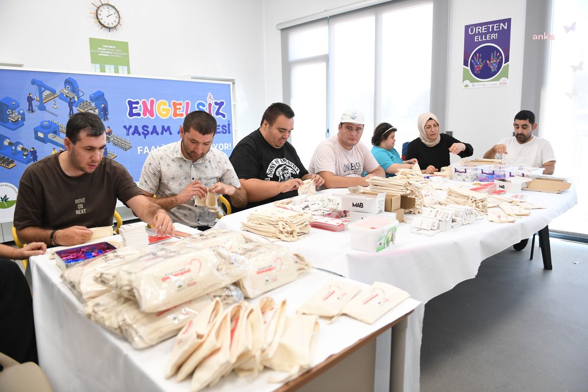 Engelli Bireylerden Birinci Sınıf Öğrencilerine Kalem Kutusu Hediyesi