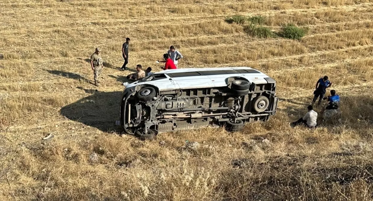 Şırnak\'ta Minibüs Devrildi: 6 Yaralı