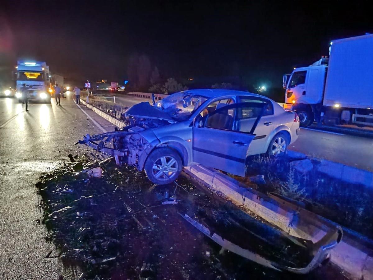 Sivas\'ta Trafik Kazası: 1 Ölü, 2 Yaralı
